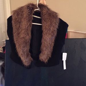 COPY - Cynthia Vincent cropped sweater vest w/ fur collar
